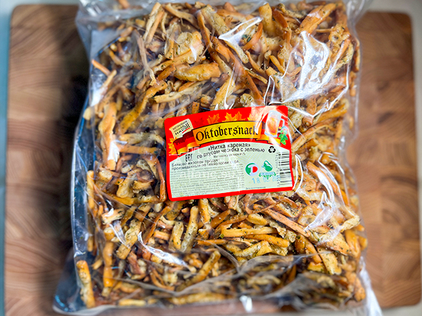 Нитка ЖАРЕНАЯ "Чеснок с зеленью" Oktobtersnak 1 кг (сырный продукт) в Йошкар-Оле